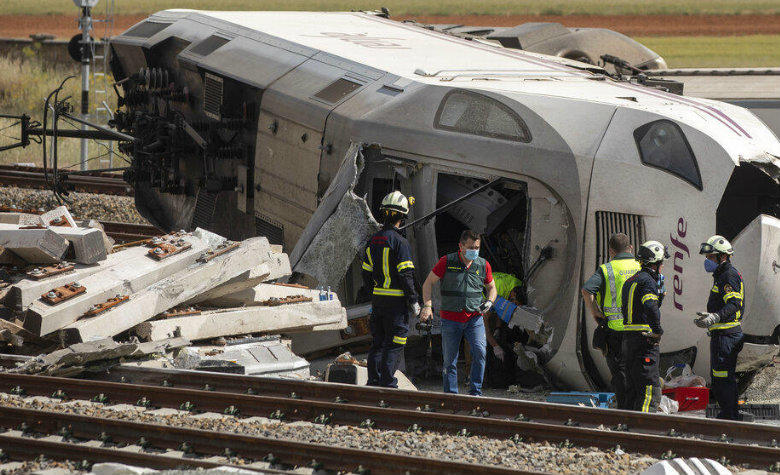 Tren se descarrila; hay dos muertos y cinco lesionados