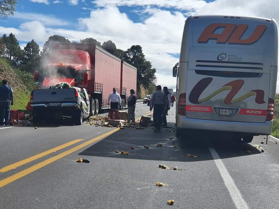 ¡Terrible accidente! Choque frontal entre tráiler y camioneta 