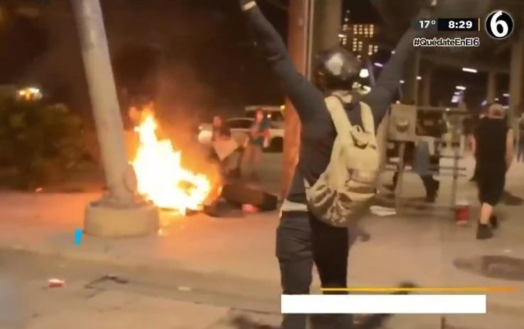 Manifestantes contra racismo queman pertenecías de hombre en situación de calle