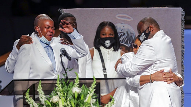 George Floyd es enterrado en Houston junto a su madre