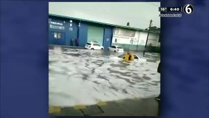 Mx.- VIDEO: Rescatan a hombre que estaba atrapado en su taxi por el granizo