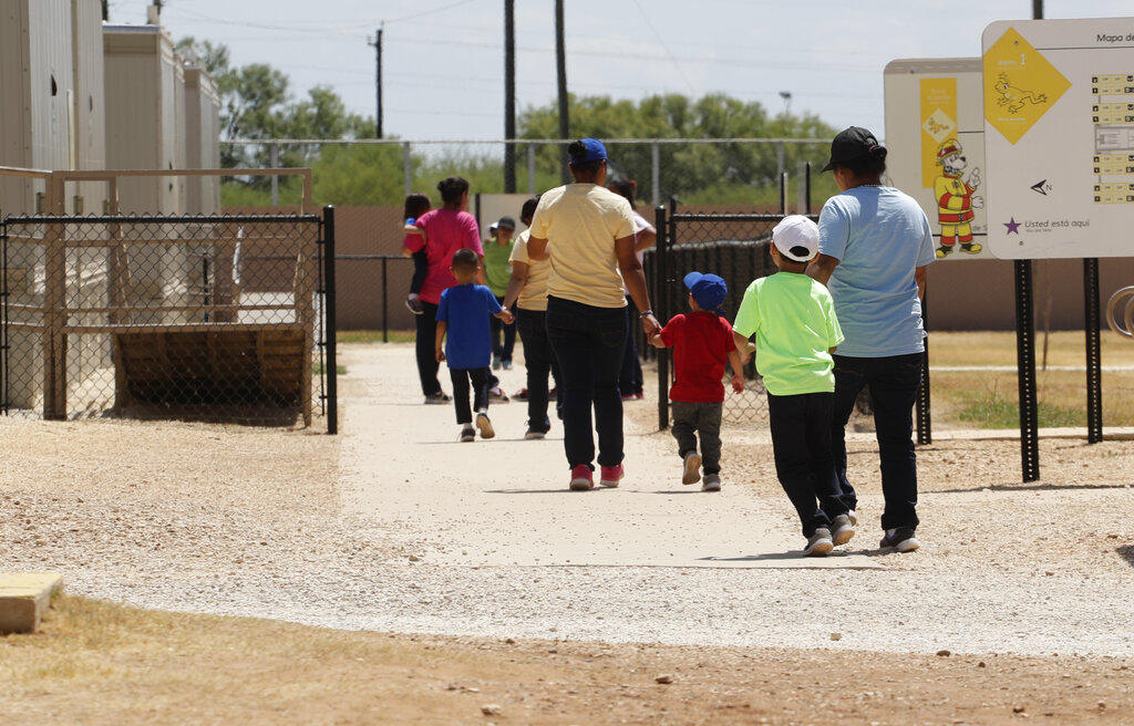 Jueza ordena liberar a niños migrantes detenidos en EU