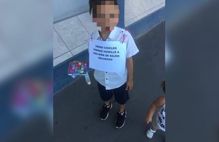 Con un letrero madre da una lección a su hijo quien humilló a una niña de bajos recursos