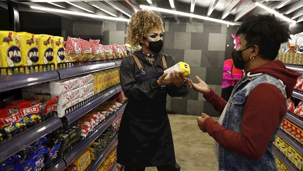 Convierten antro LGBT en supermercado atendido por drag queens
