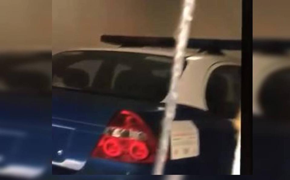 Captan patrulla al interior de un motel; cesan a policía