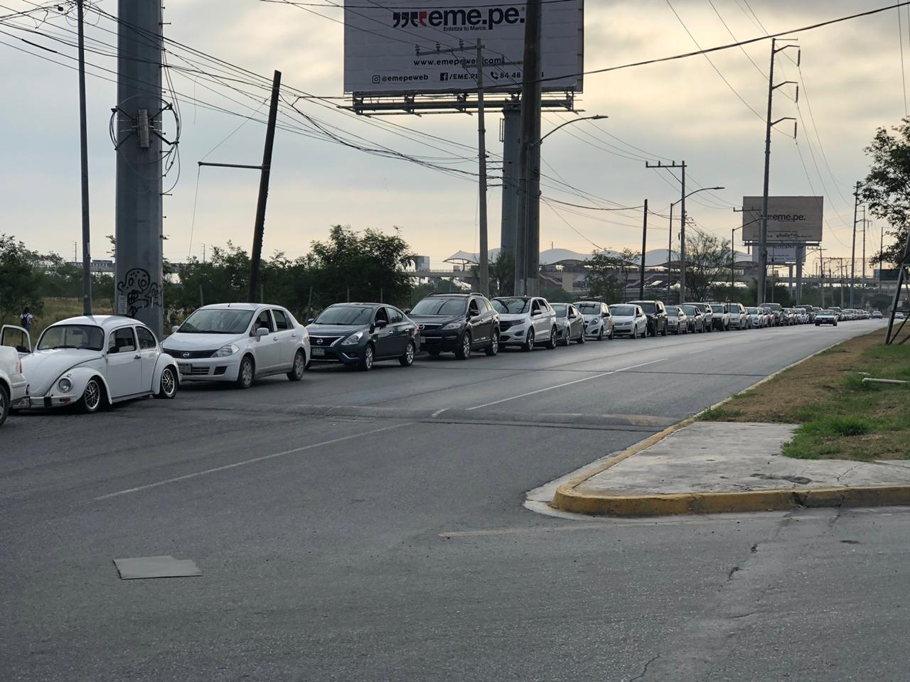 Permanecen largas filas en drive thru de avenida Sendero