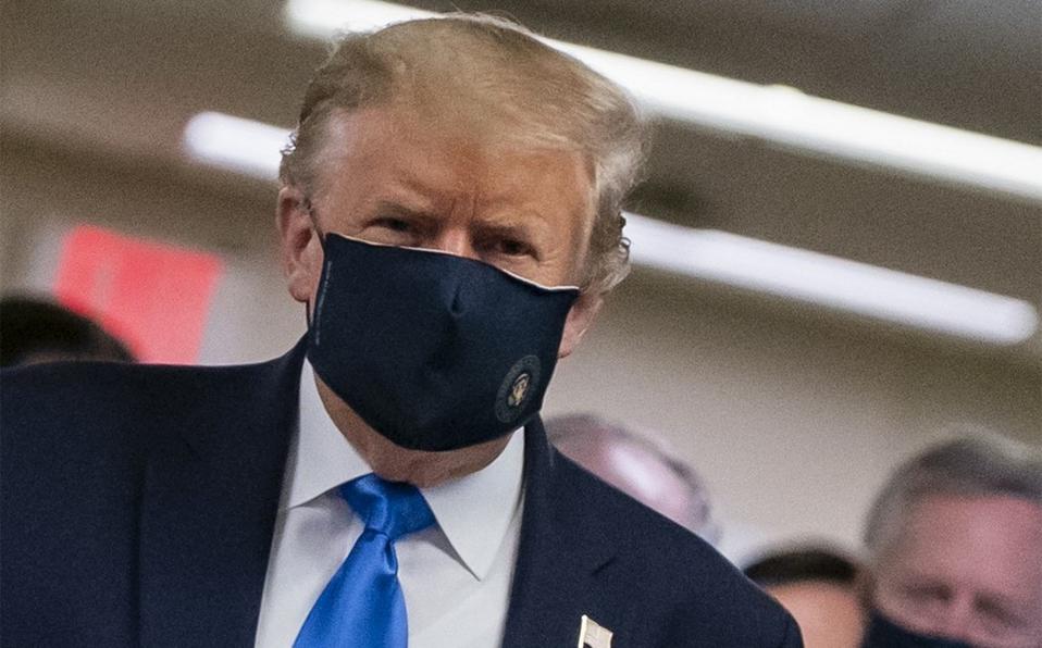 Por primera vez en público, Trump usa cubrebocas