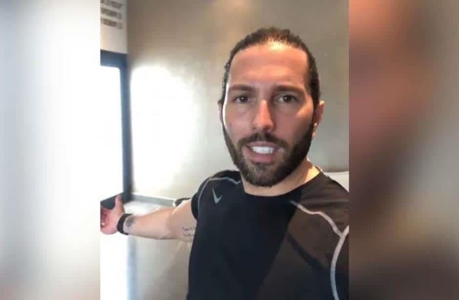 Poncho De Nigris se opone a que las parejas homosexuales se besen en público