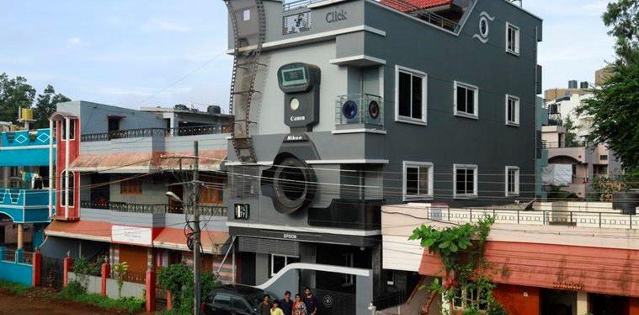 Hombre construye casa en forma de cámara y les pone a sus hijos Canon, Nikon y Epson