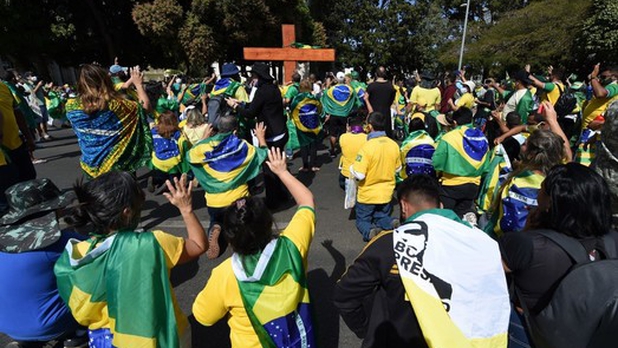 Pese a tener COVID-19, Bolsonaro se reúne con sus simpatizantes
