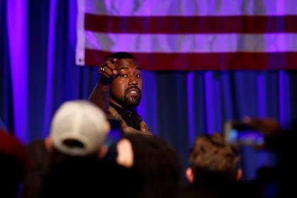 Kanye West rompe en llanto en su primer mitin de campaña por la presidencia de EU