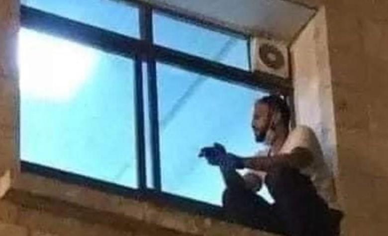 Joven trepa la ventana de un hospital para despedir a su mamá enferma de COVID-19 