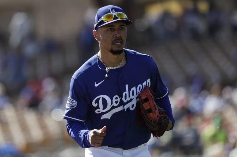 Mookie Betts firma contrato récord con los Dodgers de Los Ángeles