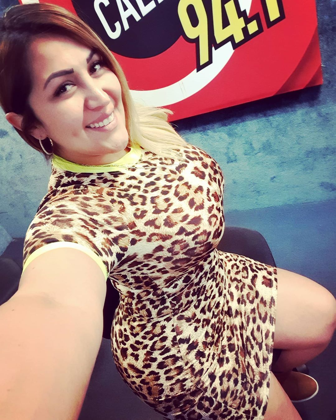 Chelita Garza presume sus atributos con escotado y sensual traje de