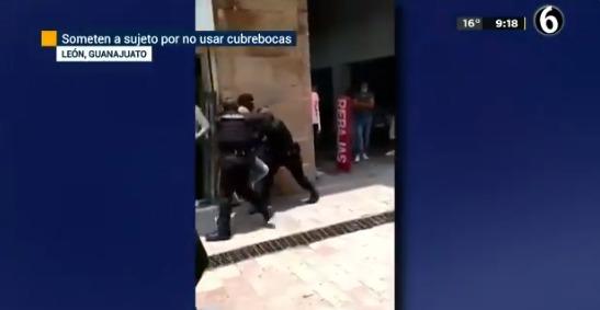 VIDEO: Policías someten a joven por no usar cubrebocas