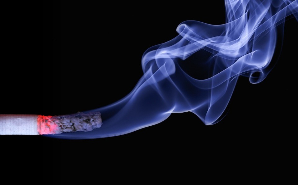 ¿Fumas? Científicos aclaran si el humo del cigarro puede transmitir el COVID-19