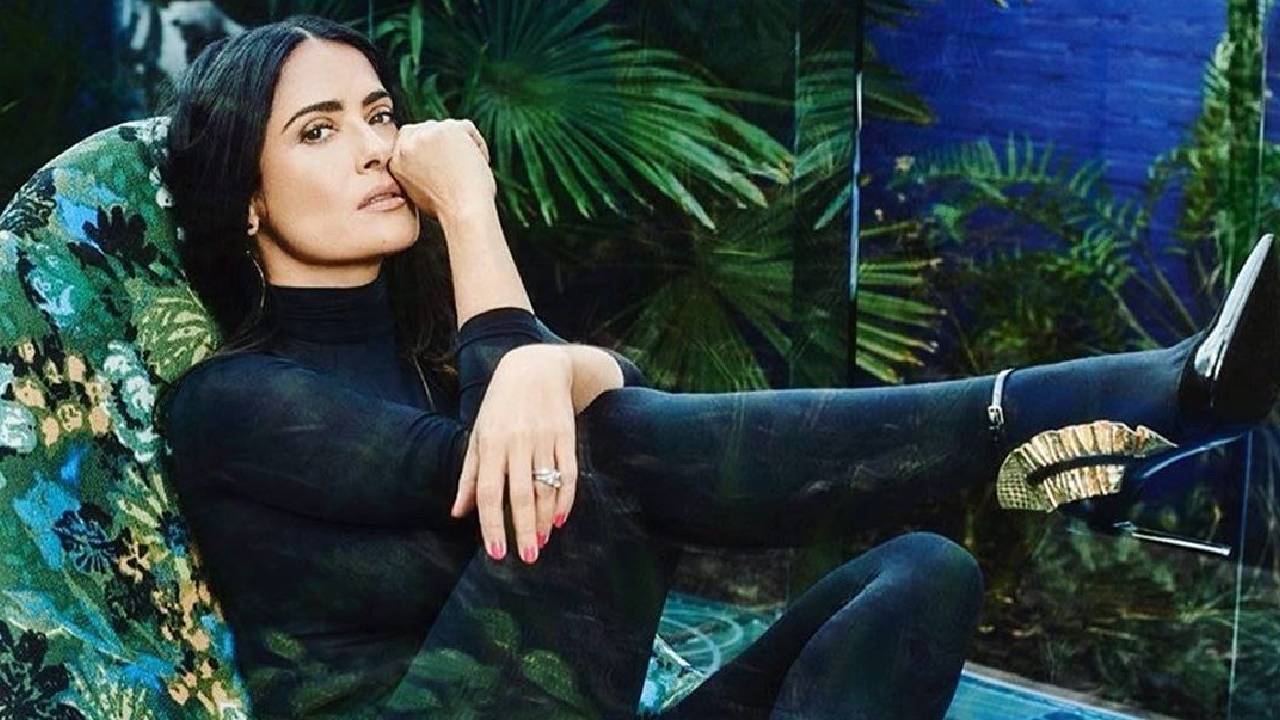 Salma Hayek enciende las redes sociales al posar en vestido de encaje y transparencias&nbsp;
