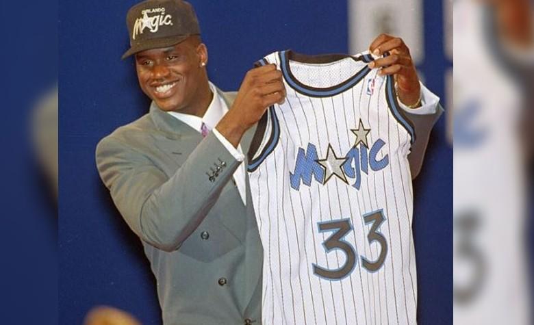 Shaquille O’Neal firma con el Orlando Magic e inicia su carrera en la NBA 