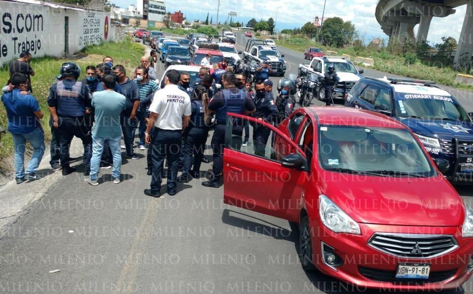 Madre e hija se avientan de taxi luego de que conductor cambiara de ruta