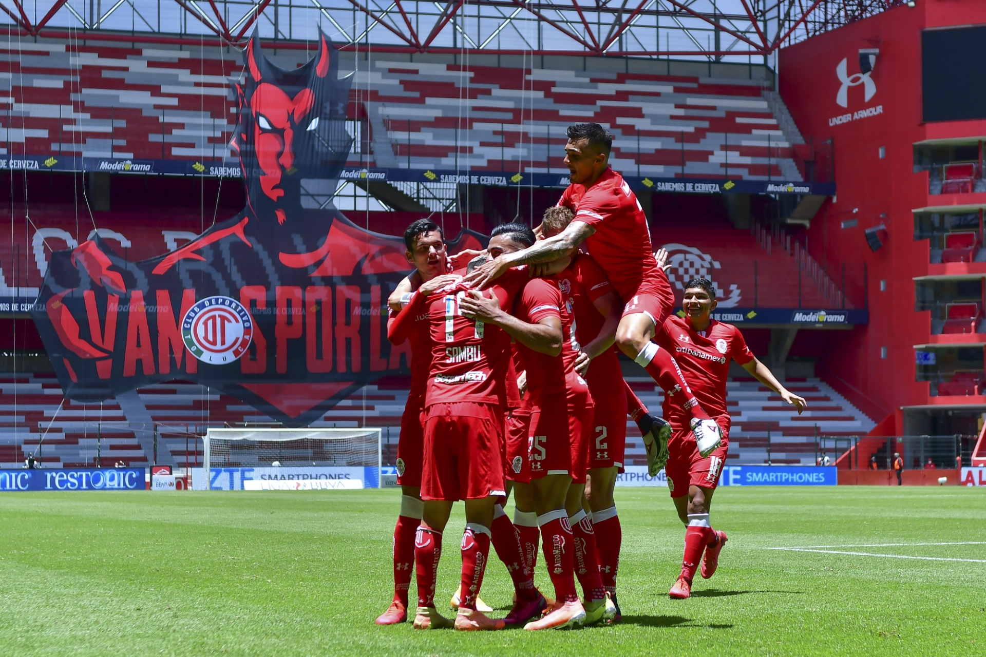 Les hacen la diablura
