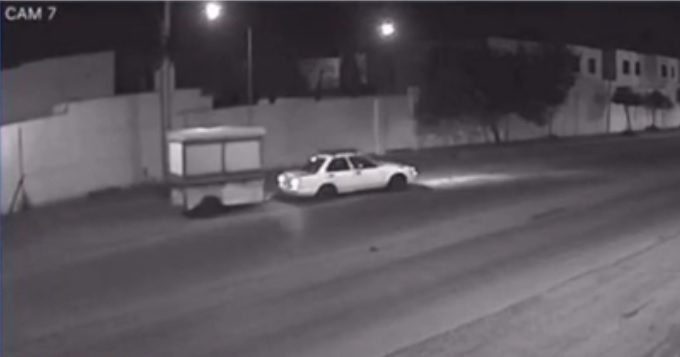 Pareja intentan robarle cadena de oro a joven sometido por policías (VIDEO)