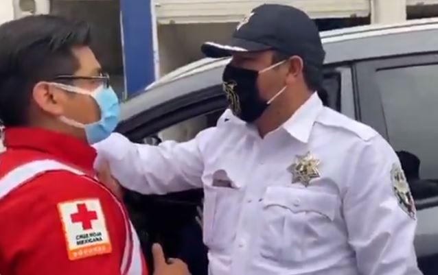 Policía impide a rescatista de la Cruz Roja atender a una mujer lesionada (VIDEO)
