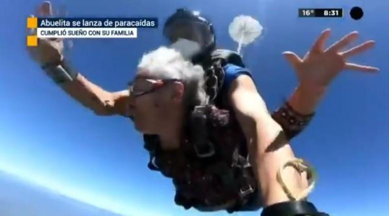 VIDEO: Abuelita cumple su sueño al lanzarse en paracaídas en Morelos