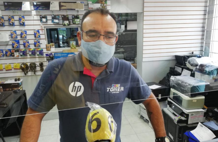 Lagunero ayudará a jóvenes sin computadora que no tienen acceso a internet