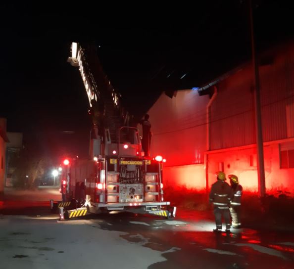 Desalojan a 14 personas por conato de incendio en un mercado abandonado en Monterrey