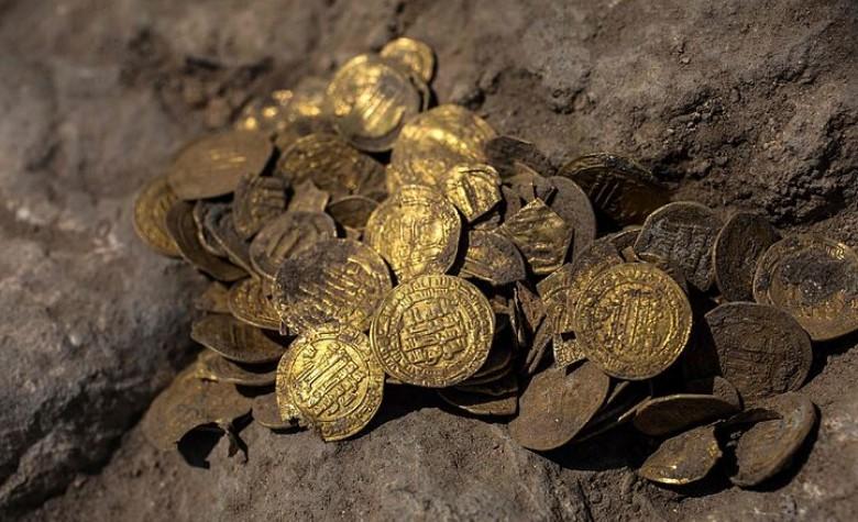 Hallan tesoro escondido con 425 monedas de oro en Israel