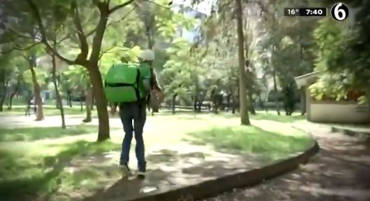 Pese a padecer parálisis cerebral, hombre recorre la ciudad realizando entregas a domicilio