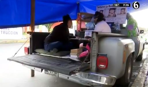 Tortillería habilita camioneta como espacio para clases a distancia