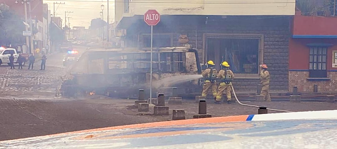 Unidad de transporte público se incendia en El Alto