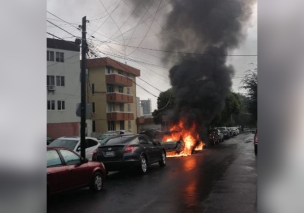 Se incendian tres vehículos tras caída de cables de alta tensión por viento fuerte en Monterrey