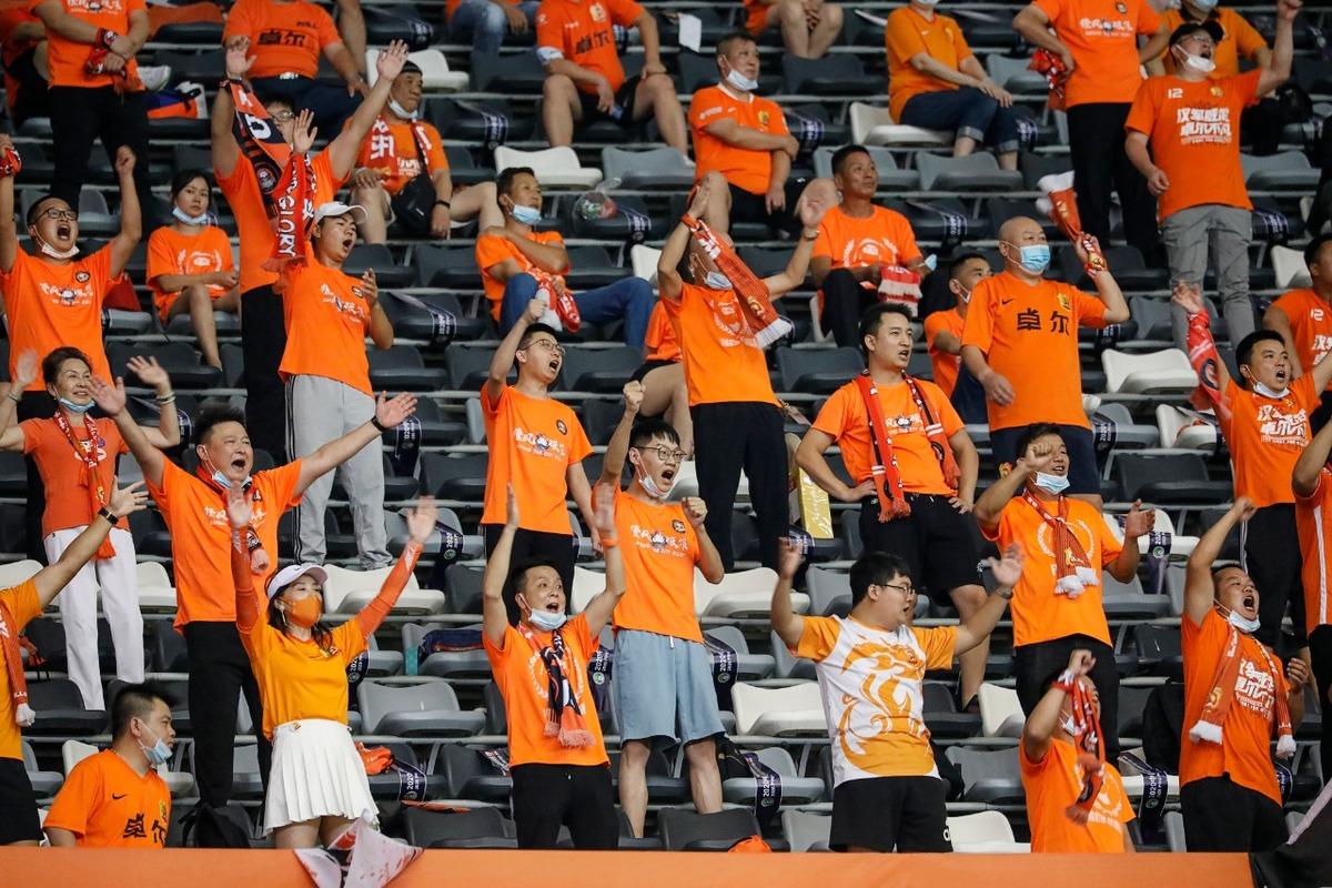 Retornan aficionados de Wuhan al estadio tras meses sin hacerlo por el Covid-19