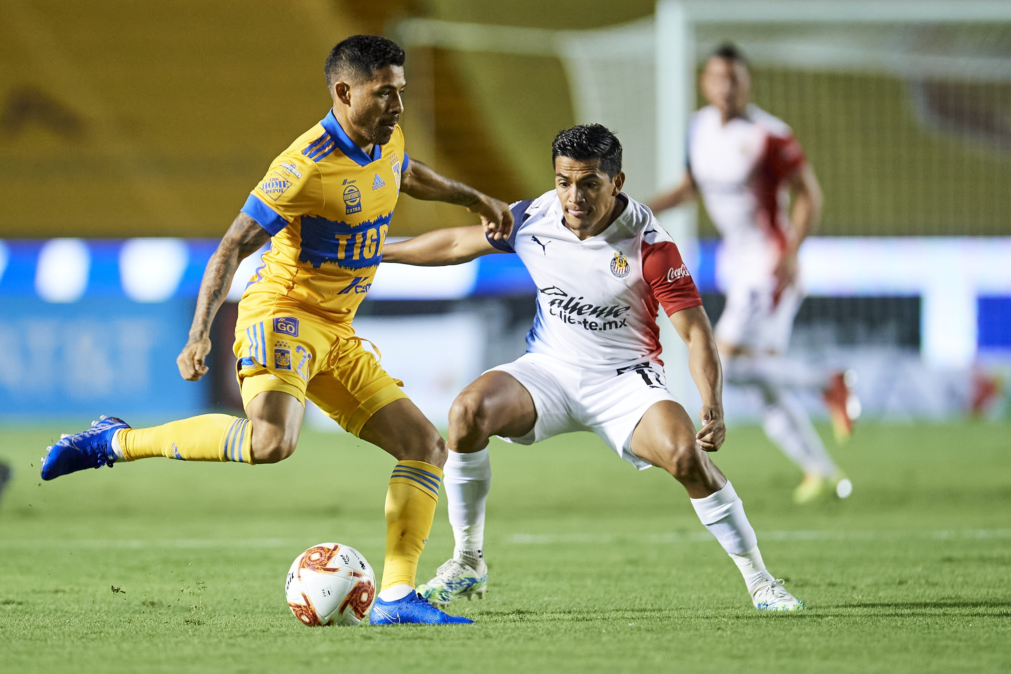 Cae Tigres ante Chivas en el Universitario