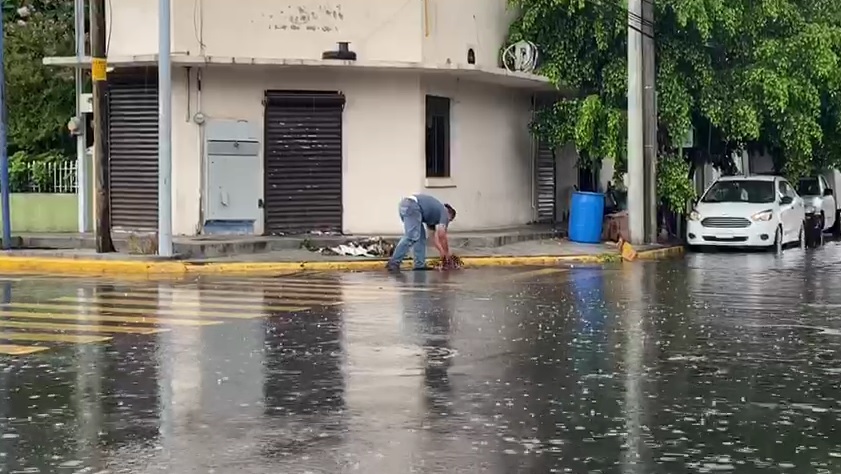 Botes de plástico, madera y otros desechos obstruyen drenaje en la colonia Obrera