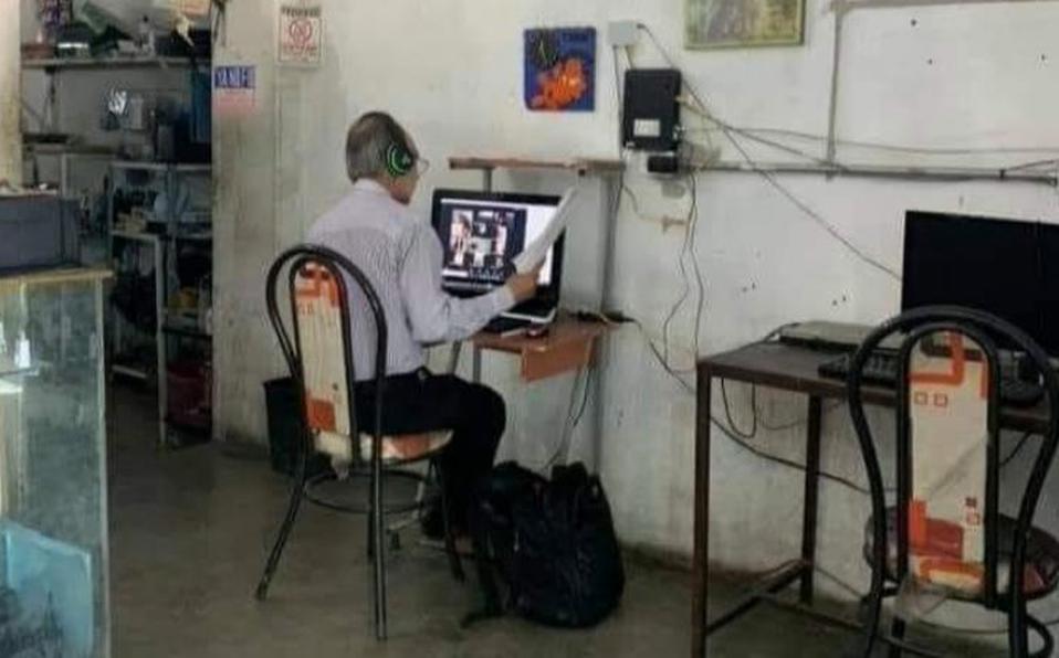 Profesor acude todos los días a 'ciber' para darles clases a sus alumnos