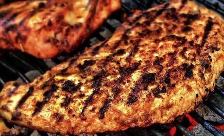 Mujer obliga a su hija vegana a cocinar carne como castigo