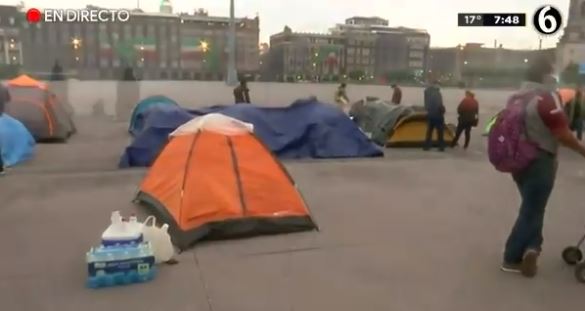 Movimiento magisterial veracruzano instala plantón en el Zócalo, pese a vallas de seguridad