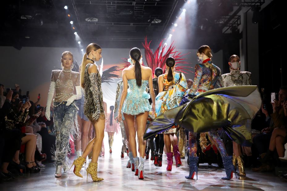 Restricciones de Covid-19 dan un nuevo aspecto a Semana de la Moda de Nueva York