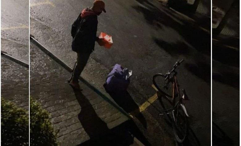 Regalan tenis nuevos a repartidor de comida que trabajaba en sandalias