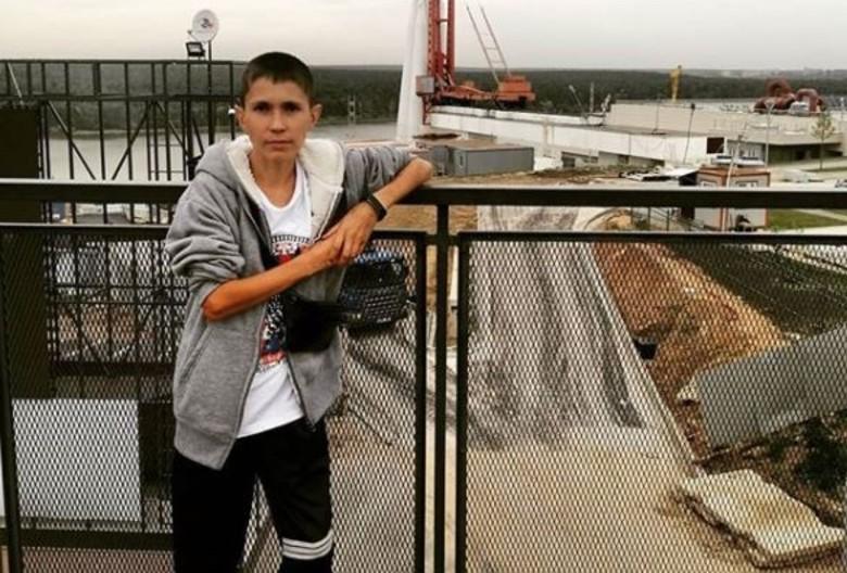 ¡Como de película! Hombre aparenta 13 años pese a tener más de 30