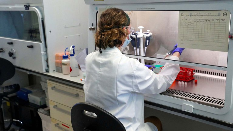 Voluntaria de la vacuna contra COVID-19 desarrolló una enfermedad neurológica “inexplicable”