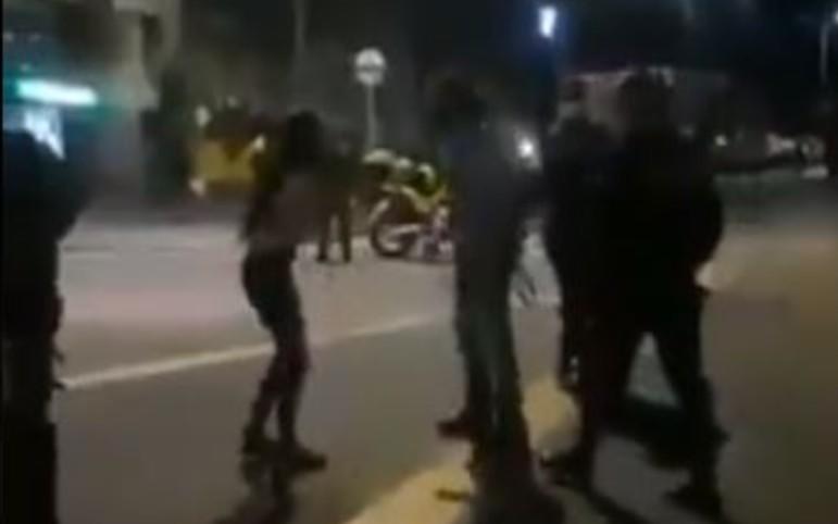 Padre saca a su hija de una manifestación a ‘cinturonazos’