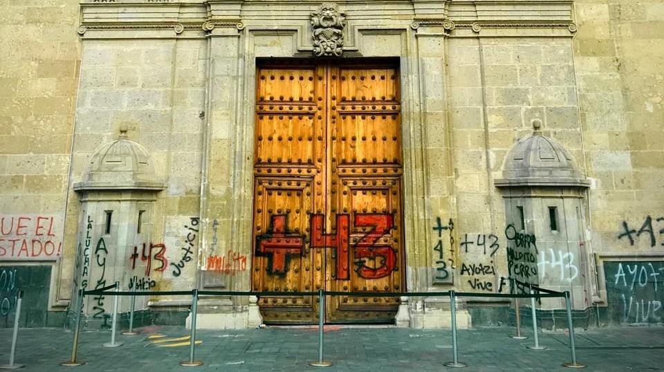 Padre de víctima confronta a feminista por vandalizar Palacio Nacional