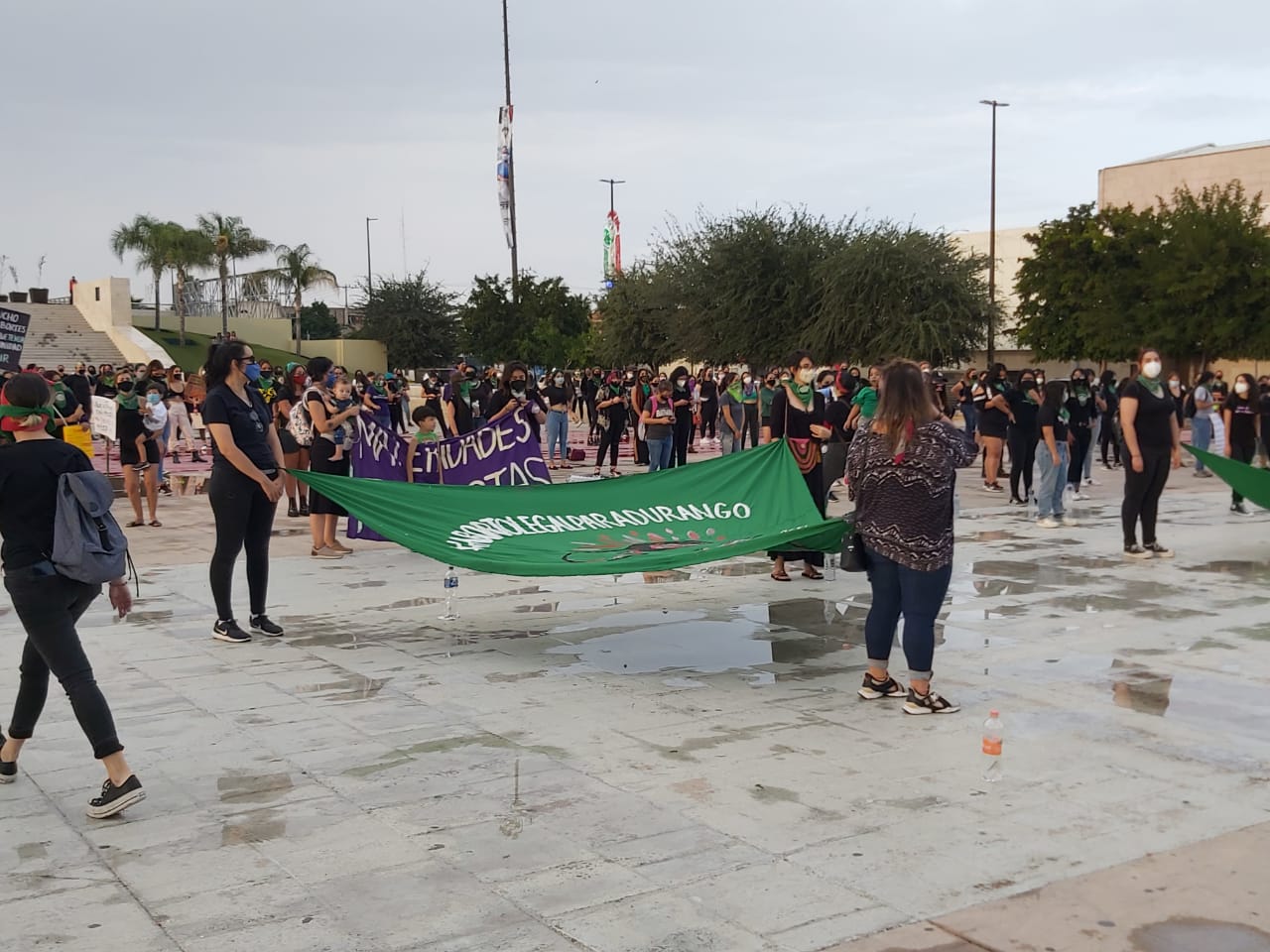 Laguneras llevan a cabo el movimiento "Pañuelos 28 S" por el Día de Acción Global por un aborto legal