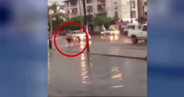 Tras inundación, madre e hija caen a socavón