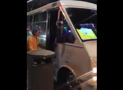 Arman ‘fiesta exótica’ en un microbús en CDMX