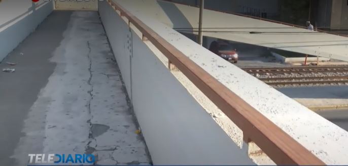 Conductor se estrella contra muro al perder el control del volante ...